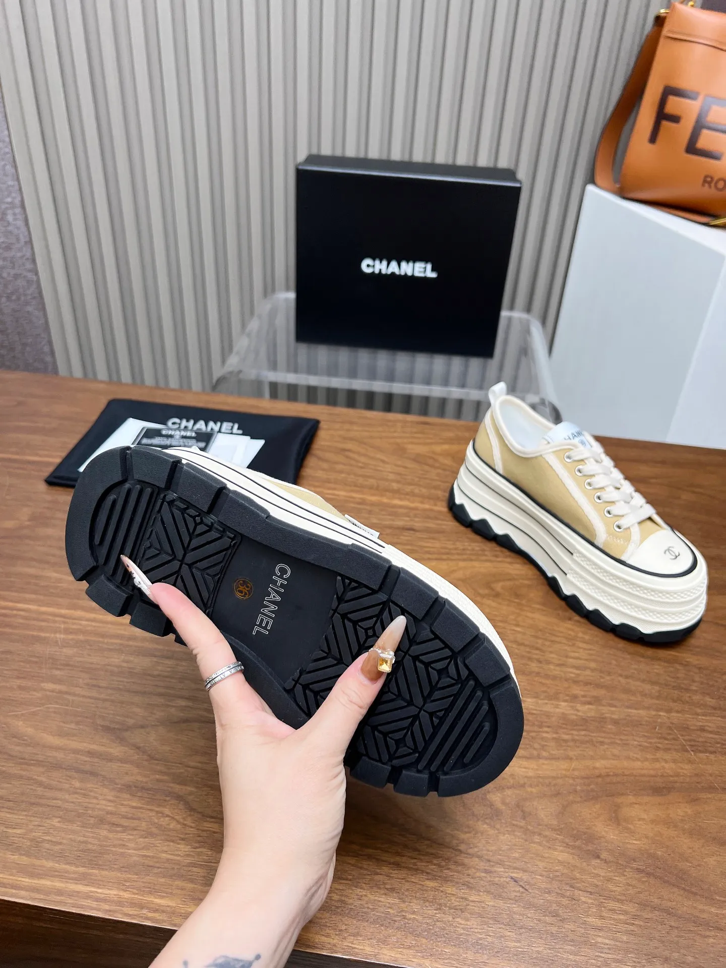 👟👟Ex-factory price 460👟👟 Top version, original quality! ! ! Chanel Chanel - 2025 biscuit shoes, the top casual sports shoes in the counter. This classic design; the style of the upper is made of various craftsmanship; the outsole is fashionable and sporty; the unusual inclusion of a variety of color matching elements... The diversified mix and match is very beautiful and versatile, casual, fashionable, sports and outdoor can be taken into account... ꫛꫀꪝ Go➫ Material: ❶Upper made of: original canvas ❷Inside made of: sheepskin ❸Outsole based on: Original TPU combination outsole, counter quality packaging, complete set for women 35–40